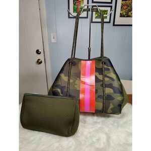 Social Threads neoprene extra large camo tote bag with bonus cosmetic zippered p